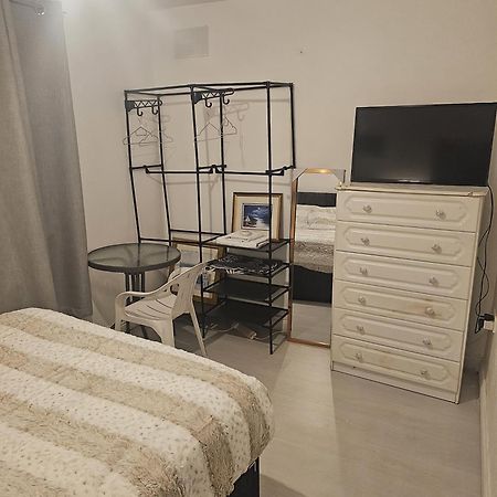Private Room To Rent ميدليتون المظهر الخارجي الصورة