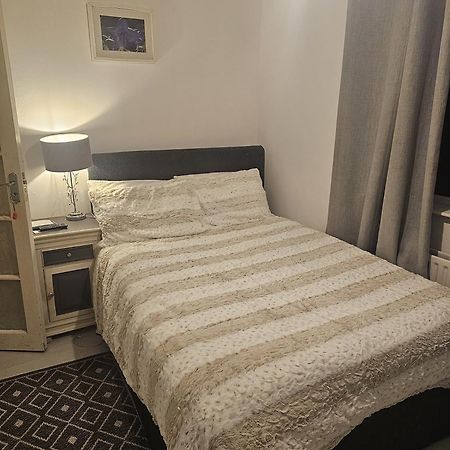 Private Room To Rent ميدليتون المظهر الخارجي الصورة